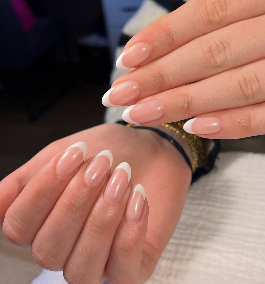 Twee handen met amandelvormige BIAB-nagels met een French