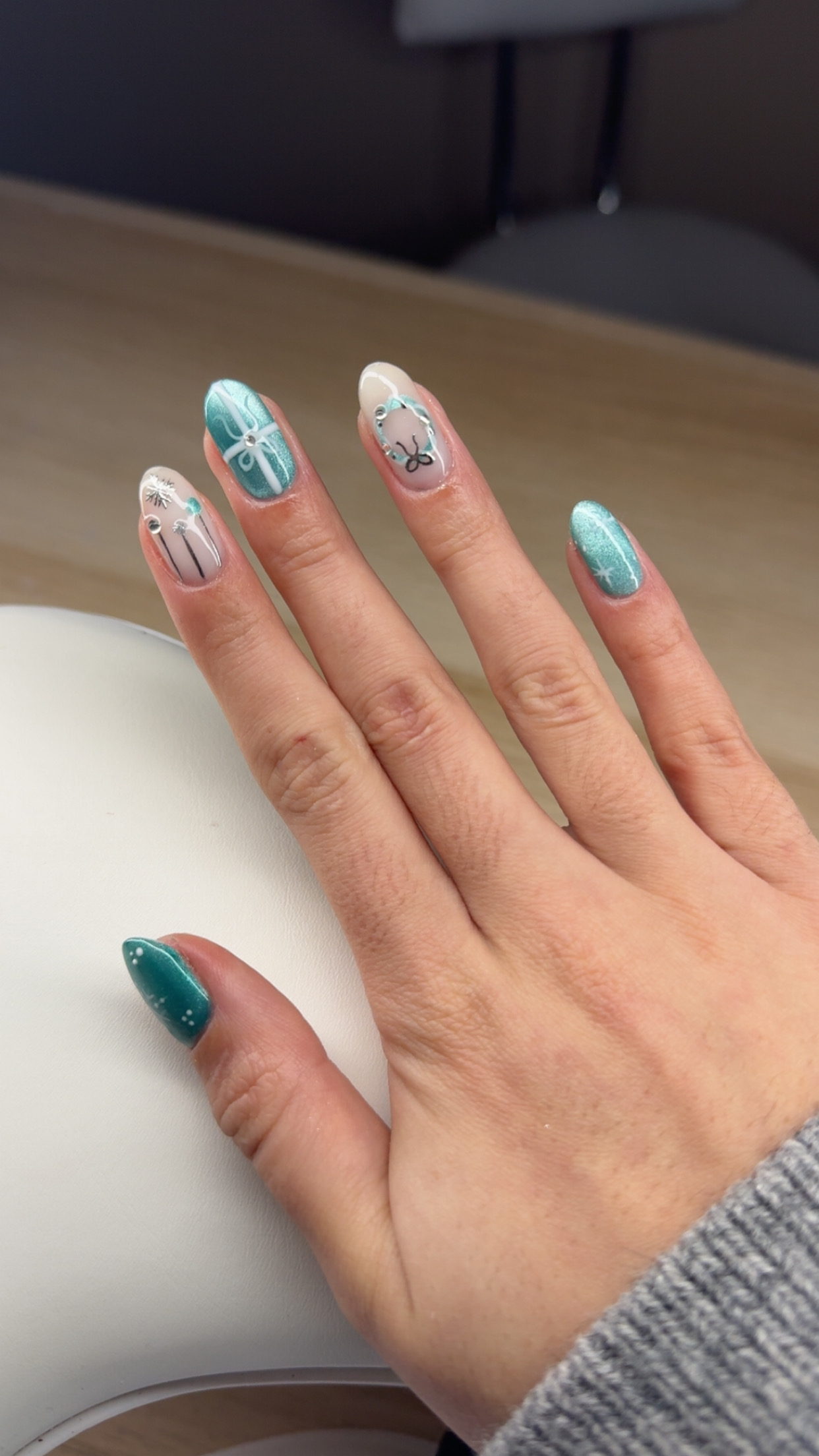 Nagels in petrol en wit met fijne nailart