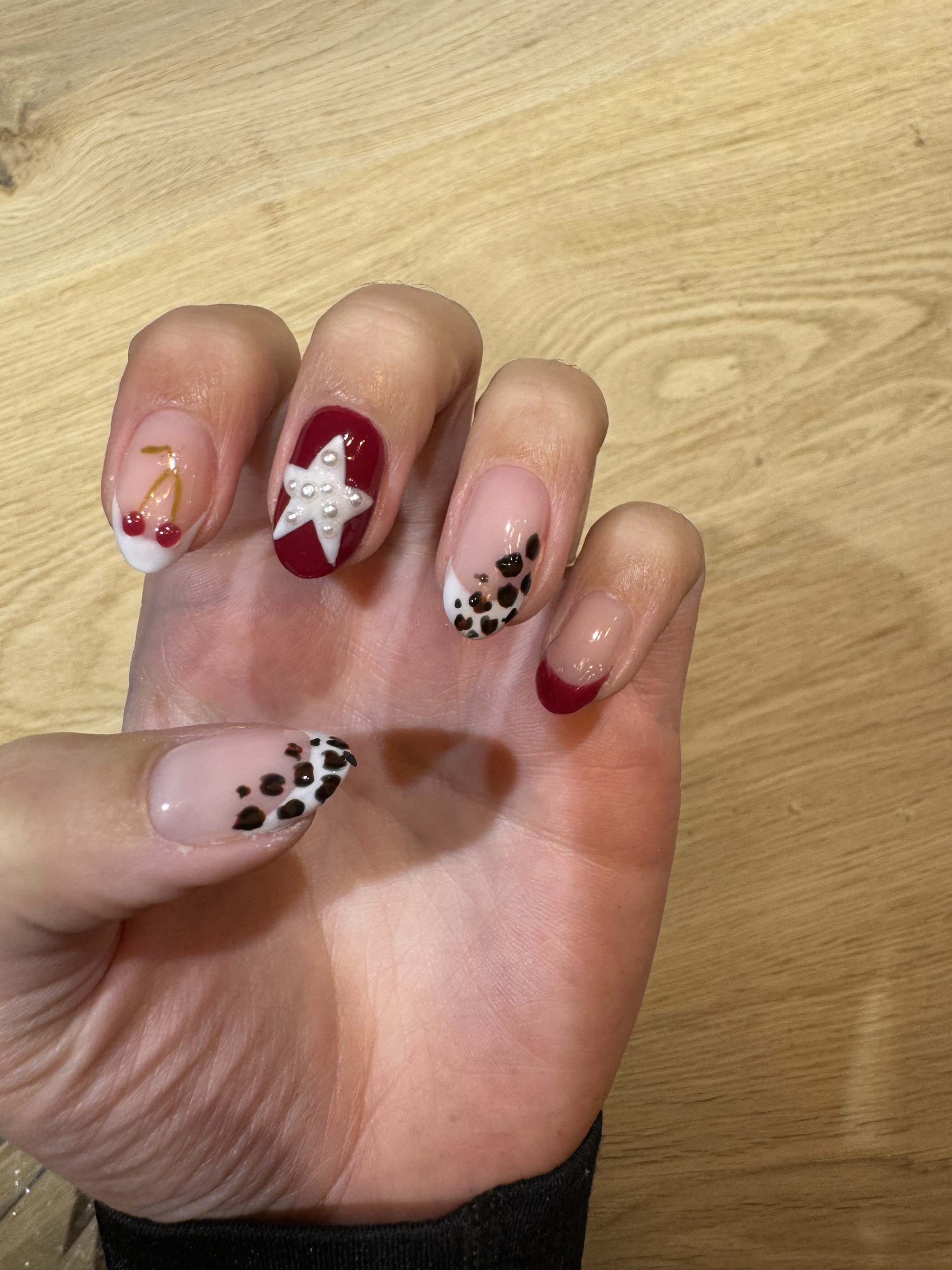 Nagels met rood, een witte ster en luipaardvlekjes